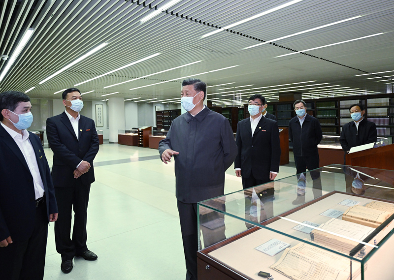 2022年4月25日，習近平來到中國人民大學考察調研。這是他在圖書館考察。