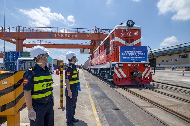 2022年6月29日，浙江金華，中老鐵路國際貨運(yùn)列車浙江號“鐵路快通”首趟專列經(jīng)海關(guān)監(jiān)管后，從浙江省鐵路金華南站鳴笛啟程，經(jīng)磨憨口岸駛向老撾萬象。