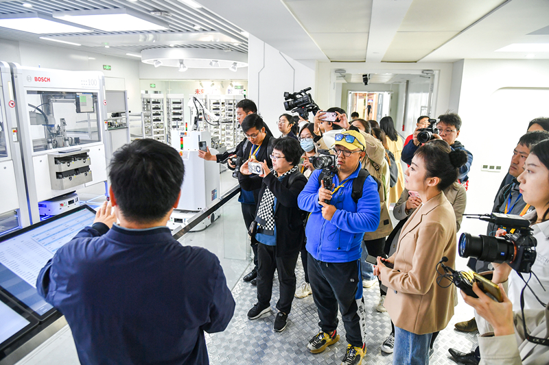 2023年10月16日，第三屆“一帶一路”國際合作高峰論壇新聞中心組織中外記者采訪。記者在中德大廈內(nèi)的博世未來工廠展區(qū)參觀，了解其高質(zhì)量創(chuàng)新發(fā)展成果。