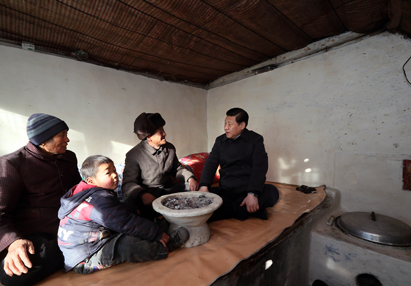 2012年12月30日，習(xí)近平在河北省阜平縣龍泉關(guān)鎮(zhèn)駱駝灣村看望唐榮斌老人一家。