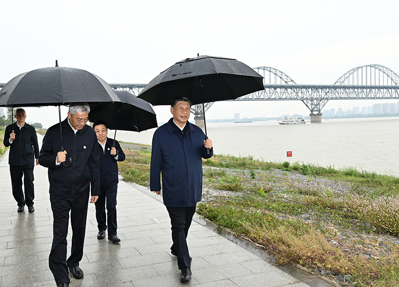 2023年10月10日，習(xí)近平總書(shū)記在江西長(zhǎng)江國(guó)家文化公園九江城區(qū)段冒雨考察。