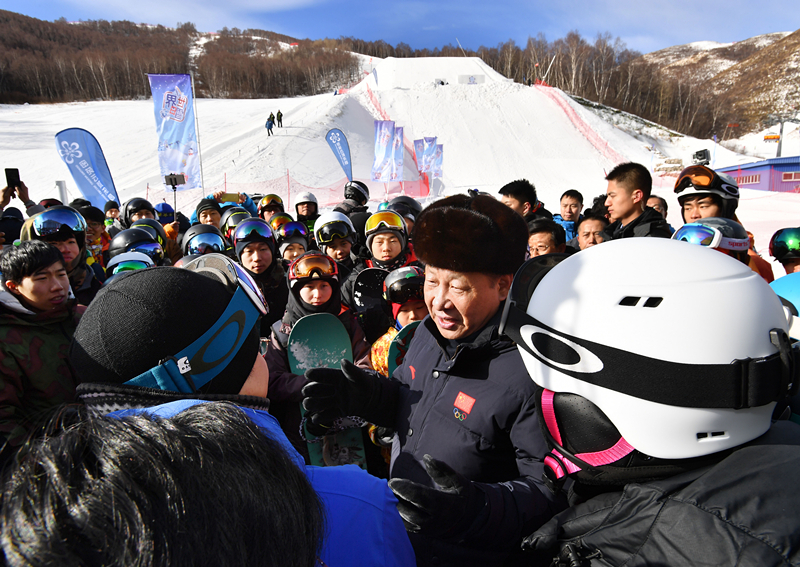 2017年1月23日，習(xí)近平總書記在云頂滑雪場同正在集訓(xùn)的國家滑雪隊運動員及滑雪愛好者親切交談。