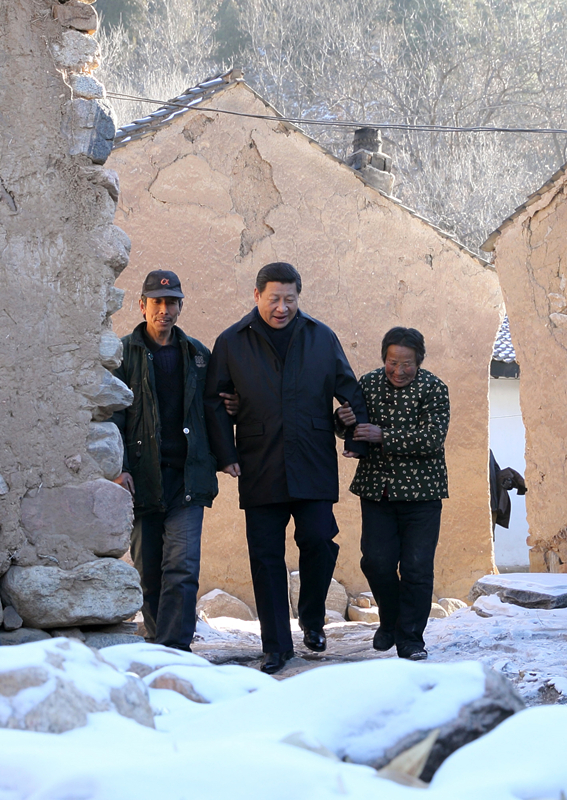 2012年12月30日，習(xí)近平總書記來到地處深山的河北阜平駱駝灣村，走進困難群眾唐宗秀家慰問看望。