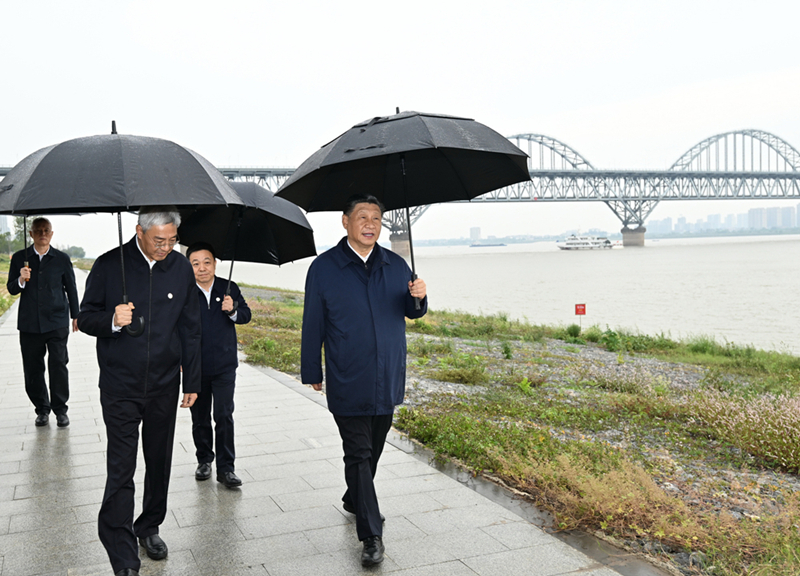 2023年10月10日，習(xí)近平在長江國家文化公園九江城區(qū)段考察時(shí)，冒雨沿江堤步行察看沿岸風(fēng)貌。