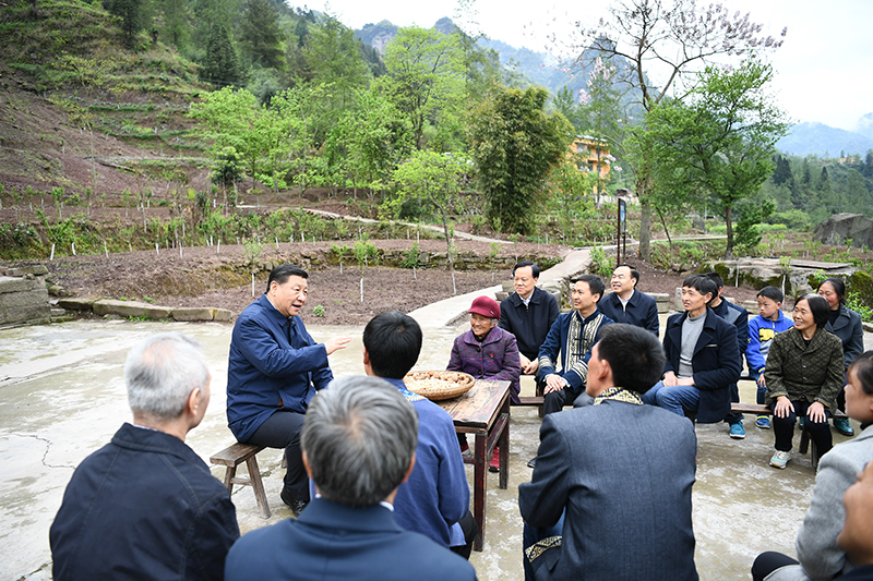 2019年4月15日，習(xí)近平總書記在重慶石柱土家族自治縣中益鄉(xiāng)華溪村同村民代表、基層干部、扶貧干部、鄉(xiāng)村醫(yī)生等圍坐在一起，共話脫貧攻堅。