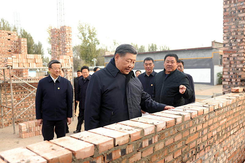 2023年11月10日，習(xí)近平總書記在河北保定涿州市刁窩鎮(zhèn)萬全莊村房屋重建施工現(xiàn)場考察。