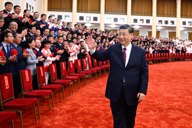 2022年4月8日，北京冬奧會(huì)、冬殘奧會(huì)總結(jié)表彰大會(huì)在北京人民大會(huì)堂隆重舉行。會(huì)前，習(xí)近平等會(huì)見北京冬奧會(huì)、冬殘奧會(huì)突出貢獻(xiàn)集體代表、突出貢獻(xiàn)個(gè)人和中國(guó)體育代表團(tuán)成員。