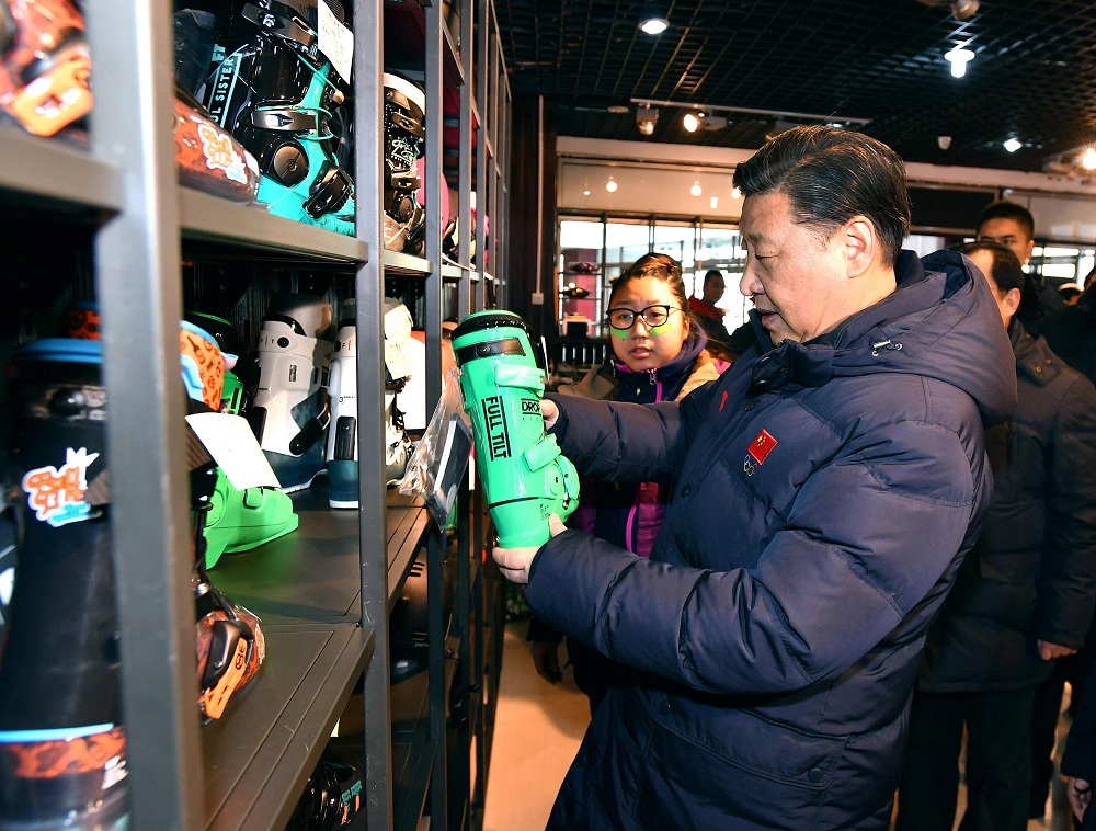 2017年1月23日，習(xí)近平總書記在河北省張家口市云頂滑雪場雪具大廳了解各式雪具的不同功用。