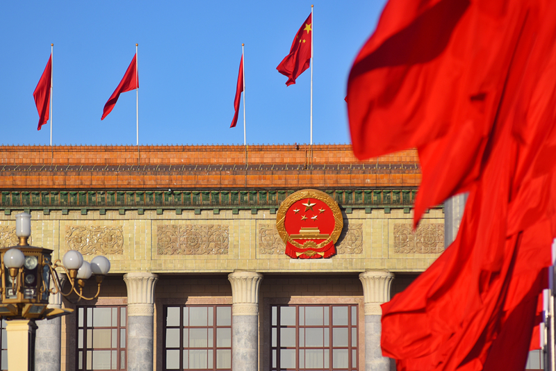 2024年3月8日，北京上空現(xiàn)“兩會(huì)藍(lán)”，人民大會(huì)堂前紅旗飄揚(yáng)。