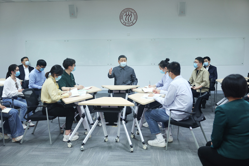 2022年4月25日，習近平總書記來到中國人民大學考察調(diào)研。這是總書記在立德樓觀摩思政課智慧教室現(xiàn)場教學并參與討論。