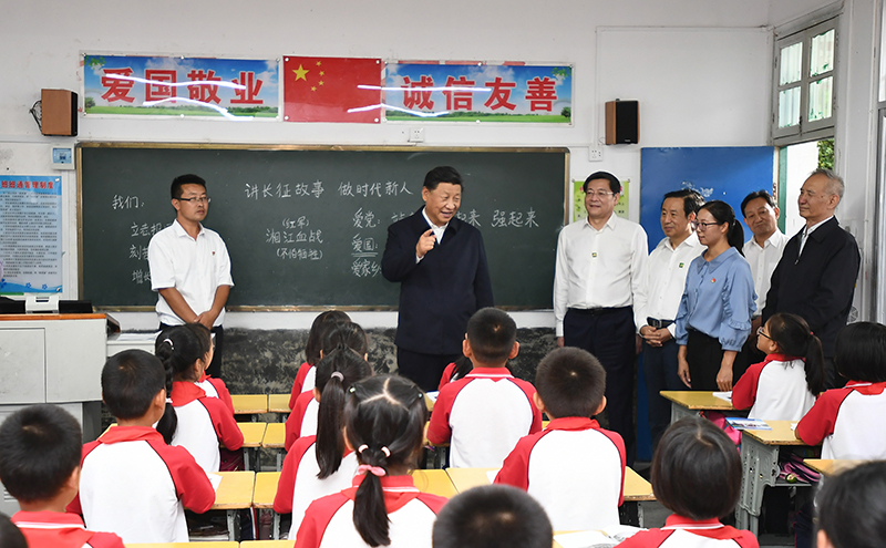 2020年9月16日，習近平總書記在湖南省郴州市汝城縣文明瑤族鄉(xiāng)第一片小學，同正在上思政課的同學們親切交流。