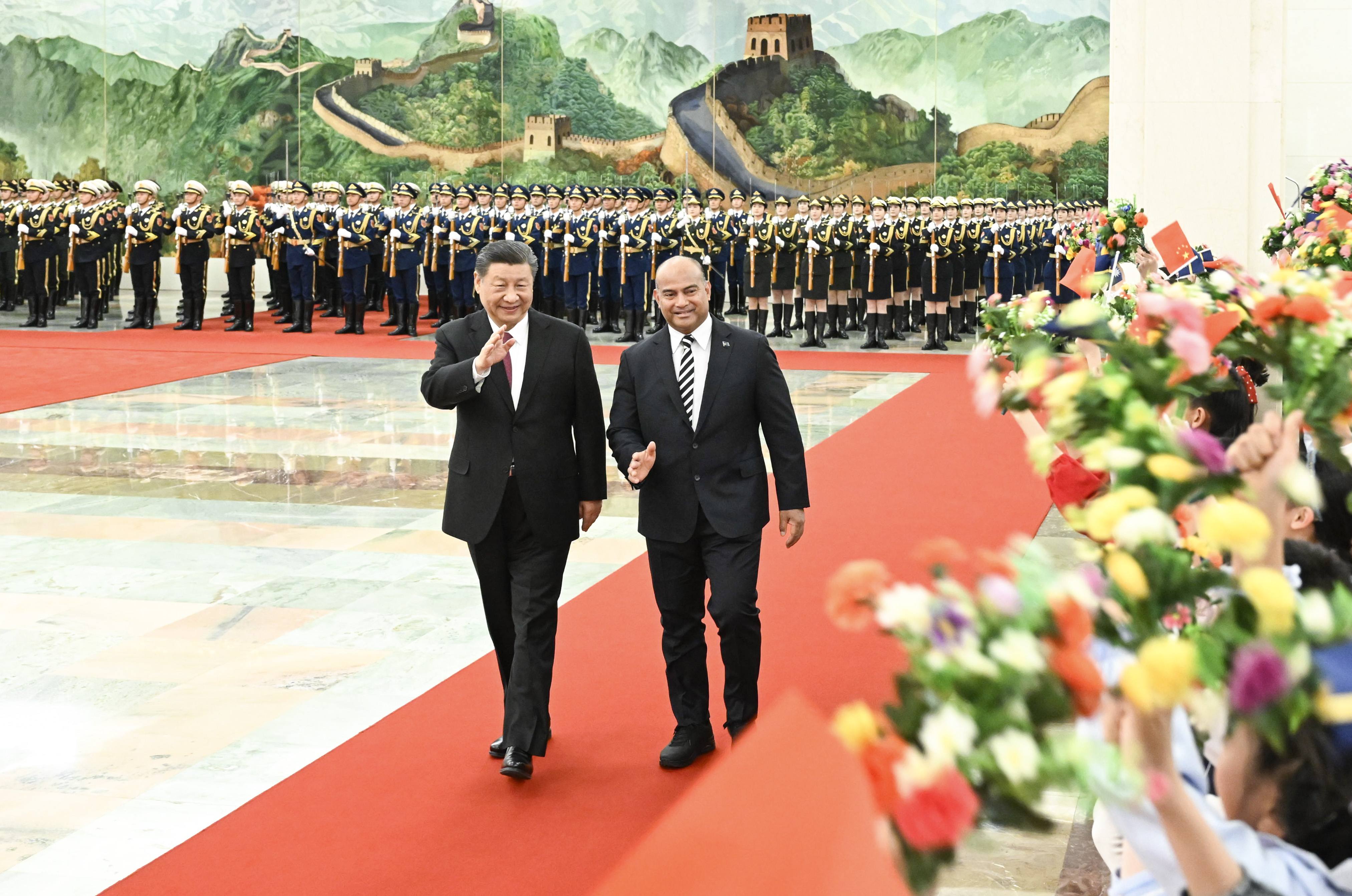 ?2024年3月25日，習(xí)近平在人民大會(huì)堂北大廳為阿迪昂舉行歡迎儀式。