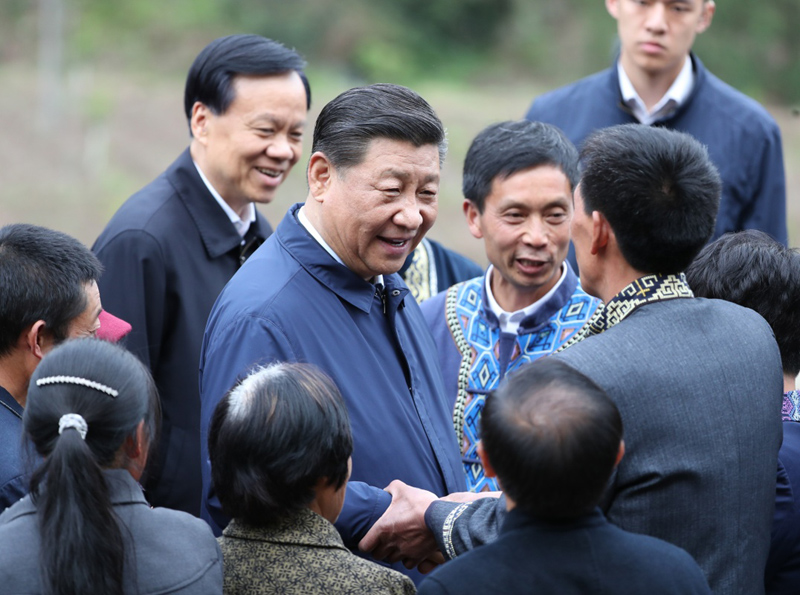 2019年4月15日至17日，中共中央總書記、國家主席、中央軍委主席習近平在重慶考察，并主持召開解決“兩不愁三保障”突出問題座談會。這是4月15日下午，習近平在石柱土家族自治縣中益鄉(xiāng)華溪村同村民親切交流。新華社記者 丁海濤 攝