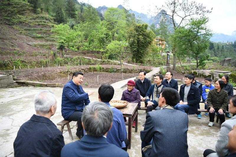 2019年4月15日至17日，中共中央總書記、國家主席、中央軍委主席習近平在重慶考察，并主持召開解決“兩不愁三保障”突出問題座談會。這是4月15日下午，習近平在石柱土家族自治縣中益鄉(xiāng)華溪村同村民代表、基層干部、扶貧干部、鄉(xiāng)村醫(yī)生等圍坐在一起，共話脫貧攻堅。新華社記者 謝環(huán)馳 攝