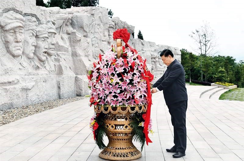 2021年4月25日至27日，中共中央總書(shū)記、國(guó)家主席、中央軍委主席習(xí)近平在廣西考察。這是25日上午，習(xí)近平在位于桂林市全州縣的紅軍長(zhǎng)征湘江戰(zhàn)役紀(jì)念園，向湘江戰(zhàn)役紅軍烈士敬獻(xiàn)花籃。 新華社記者 謝環(huán)馳/攝