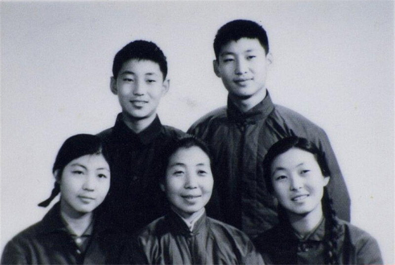 1972年冬，齊心和子女們。前排右起:齊橋橋、齊心、習(xí)安安。后排右起:習(xí)近平、習(xí)遠(yuǎn)平。