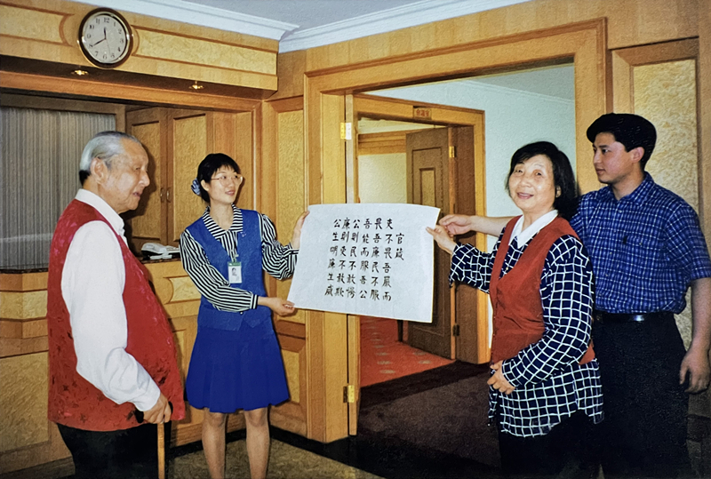 1999年3月，習(xí)仲勛欣賞齊心的書法作品《官箴》。
