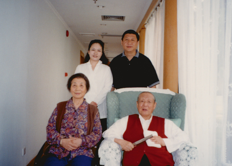 這是習(xí)近平、彭麗媛同習(xí)仲勛、齊心的合影。