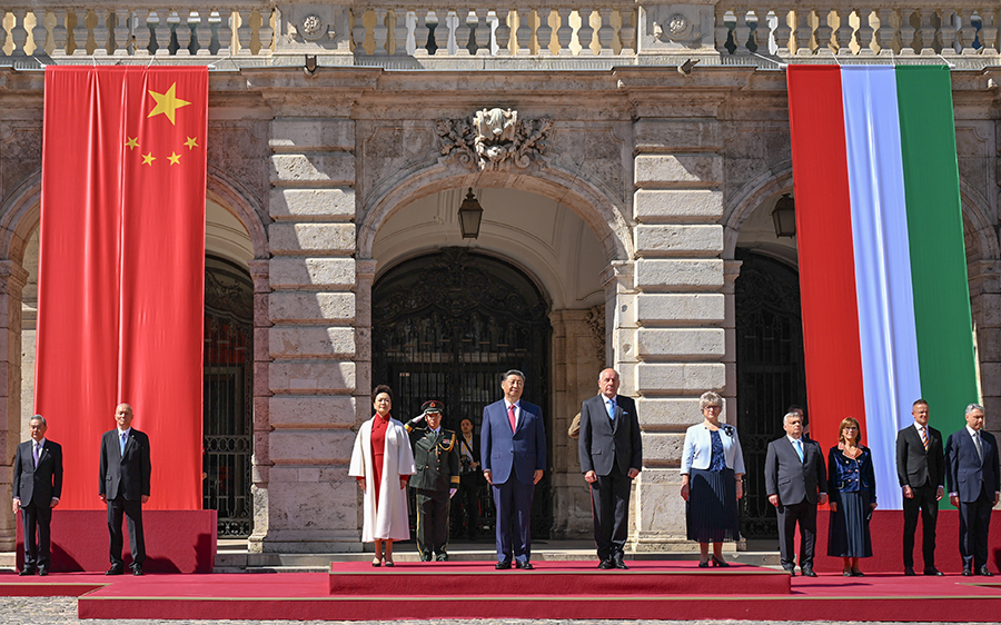 當(dāng)?shù)貢r(shí)間5月9日上午，國(guó)家主席習(xí)近平在布達(dá)佩斯出席匈牙利總統(tǒng)舒尤克和總理歐爾班共同舉行的隆重歡迎儀式。新華社記者 謝環(huán)馳 攝