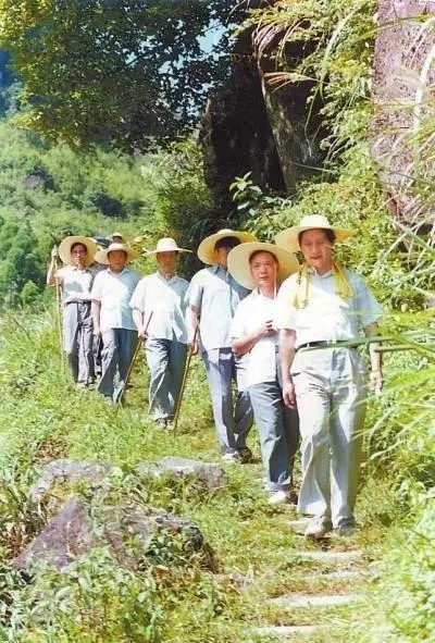 1989年7月，習(xí)近平在壽寧縣山村。