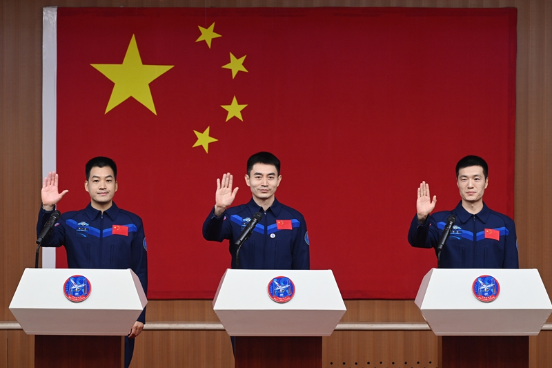 2024年月24日，神舟十八號載人飛行任務(wù)航天員葉光富（中）、李聰（右）、李廣蘇在酒泉衛(wèi)星發(fā)射中心問天閣與媒體記者集體見面。