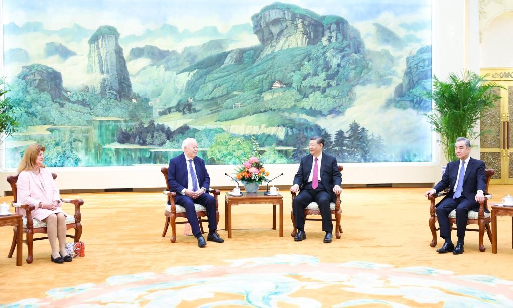 2024年4月8日，國家主席習(xí)近平在北京人民大會(huì)堂會(huì)見法國梅里埃基金會(huì)主席梅里埃夫婦。新華社記者 黃敬文 攝