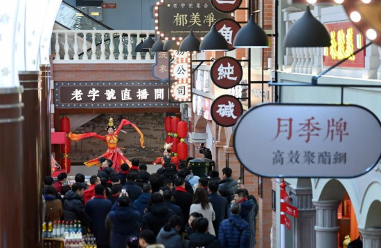 顧客在天津老字號(hào)集合店內(nèi)觀看演出。新華社記者 趙子碩 攝