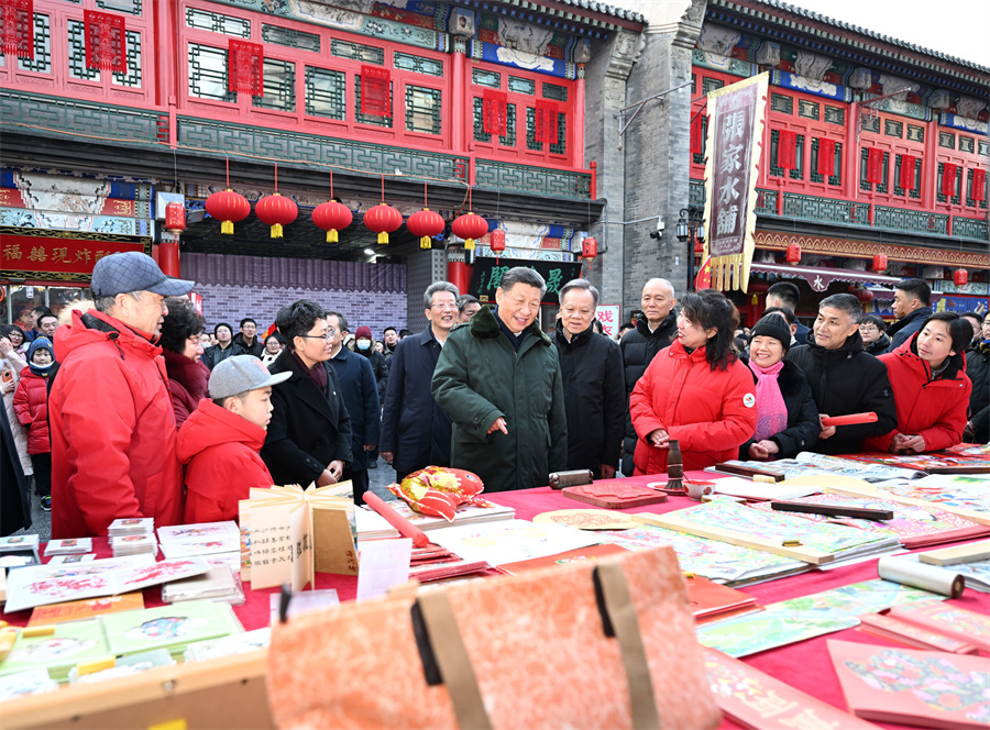 2024年2月1日下午，習(xí)近平在天津古文化街考察時(shí)，同店鋪員工和現(xiàn)場(chǎng)群眾互動(dòng)交流。新華社記者 謝環(huán)馳 攝