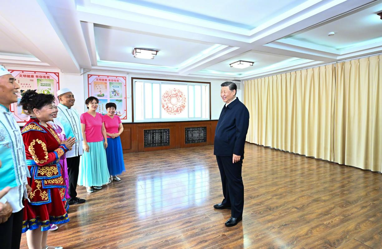 6月19日下午，習(xí)近平總書記在銀川市金鳳區(qū)長(zhǎng)城花園社區(qū)活動(dòng)室考察時(shí)，同社區(qū)居民親切交流。