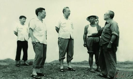1978年8月，習(xí)仲勛（左三）在廣東惠陽農(nóng)村調(diào)研。在清華大學(xué)讀書的習(xí)近平（左一）利用暑假時(shí)間參加社會實(shí)踐，隨同父親一起下鄉(xiāng)。