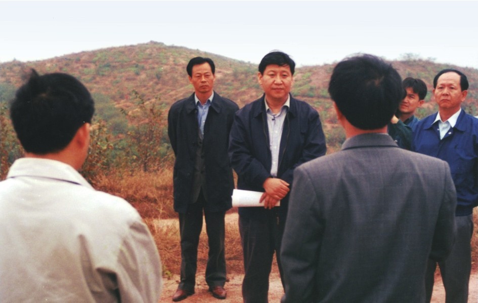 1999年11月，習(xí)近平在龍巖市長汀縣河田水土流失治理區(qū)調(diào)研。圖源：《習(xí)近平在福建（下）》