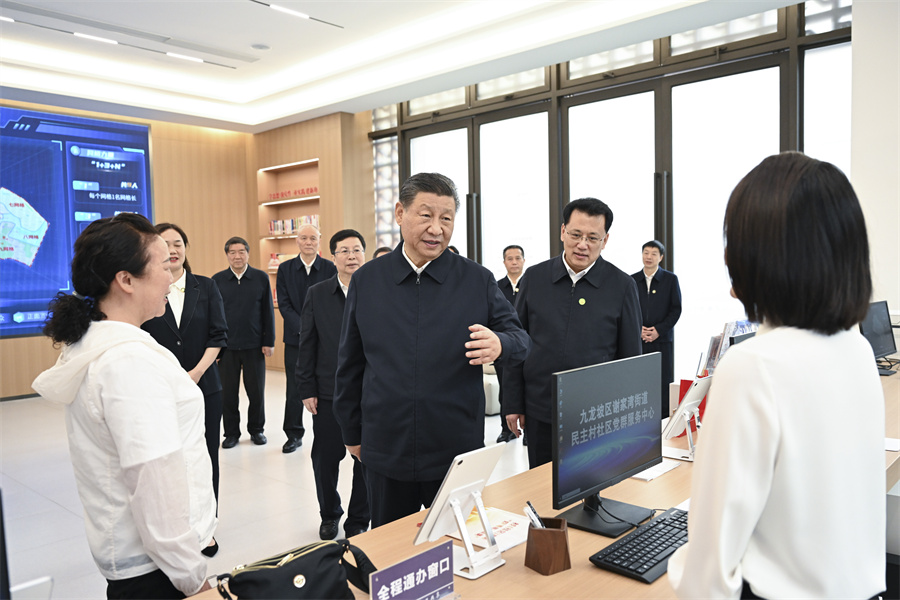2024年4月22日至24日，中共中央總書記、國家主席、中央軍委主席習(xí)近平在重慶考察。這是22日下午，習(xí)近平在九龍坡區(qū)謝家灣街道民主村社區(qū)考察。新華社記者 謝環(huán)馳 攝