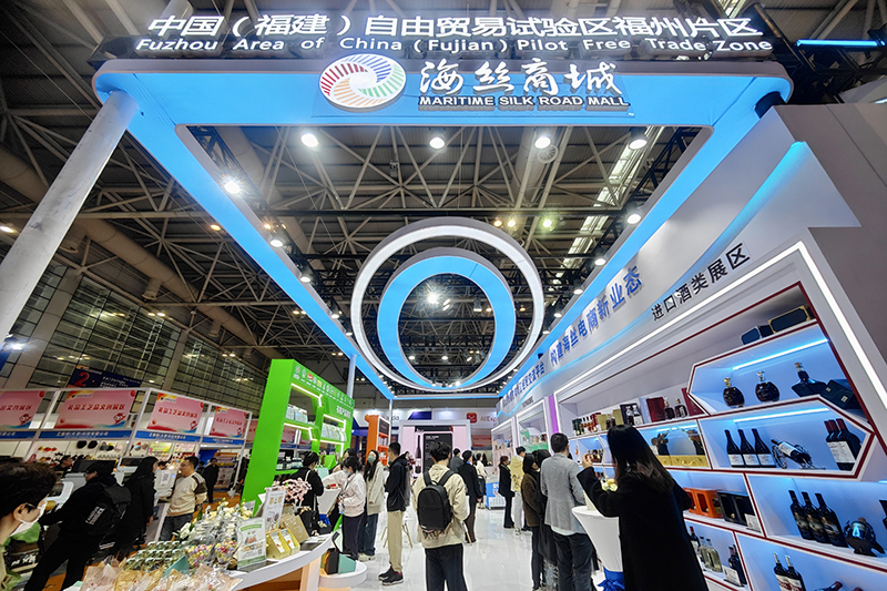 2024年3月18日，第四屆中國(guó)跨境電商交易會(huì)在福建福州開(kāi)幕。展會(huì)聚焦“鏈接跨境全流域 共建電商新生態(tài)”，集聚全國(guó)80余個(gè)外貿(mào)產(chǎn)業(yè)帶的上千家供應(yīng)鏈企業(yè)。