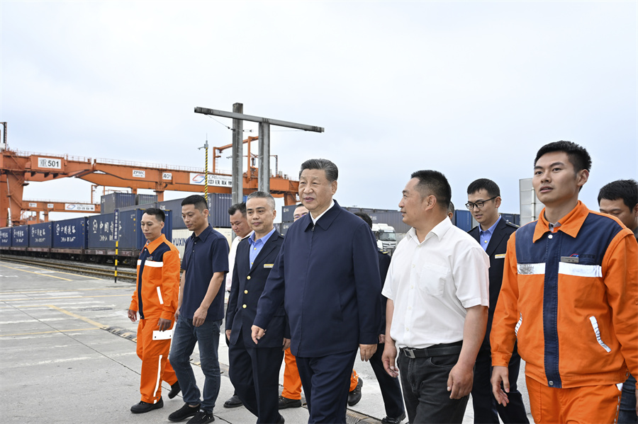 2024年4月22日至24日，中共中央總書記、國家主席、中央軍委主席習(xí)近平在重慶考察。這是22日下午，習(xí)近平在重慶國際物流樞紐園區(qū)重慶鐵路集裝箱中心站，同貨車司機、列車司機、裝卸工人、場站管理人員等親切交流。新華社記者 岳月偉 攝