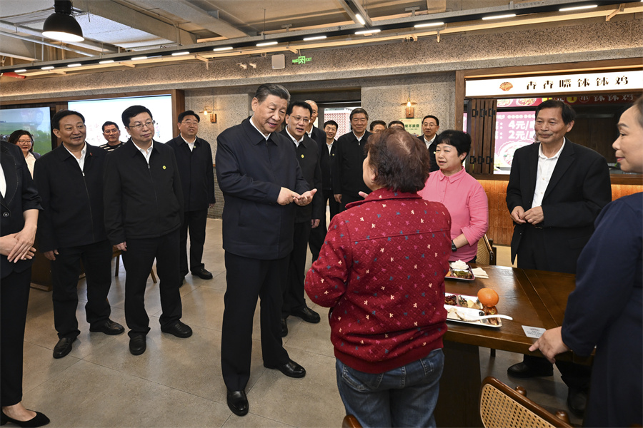 2024年4月22日下午，習(xí)近平在九龍坡區(qū)謝家灣街道民主村社區(qū)考察時，同正在社區(qū)食堂就餐的群眾親切交流。新華社記者 謝環(huán)馳 攝