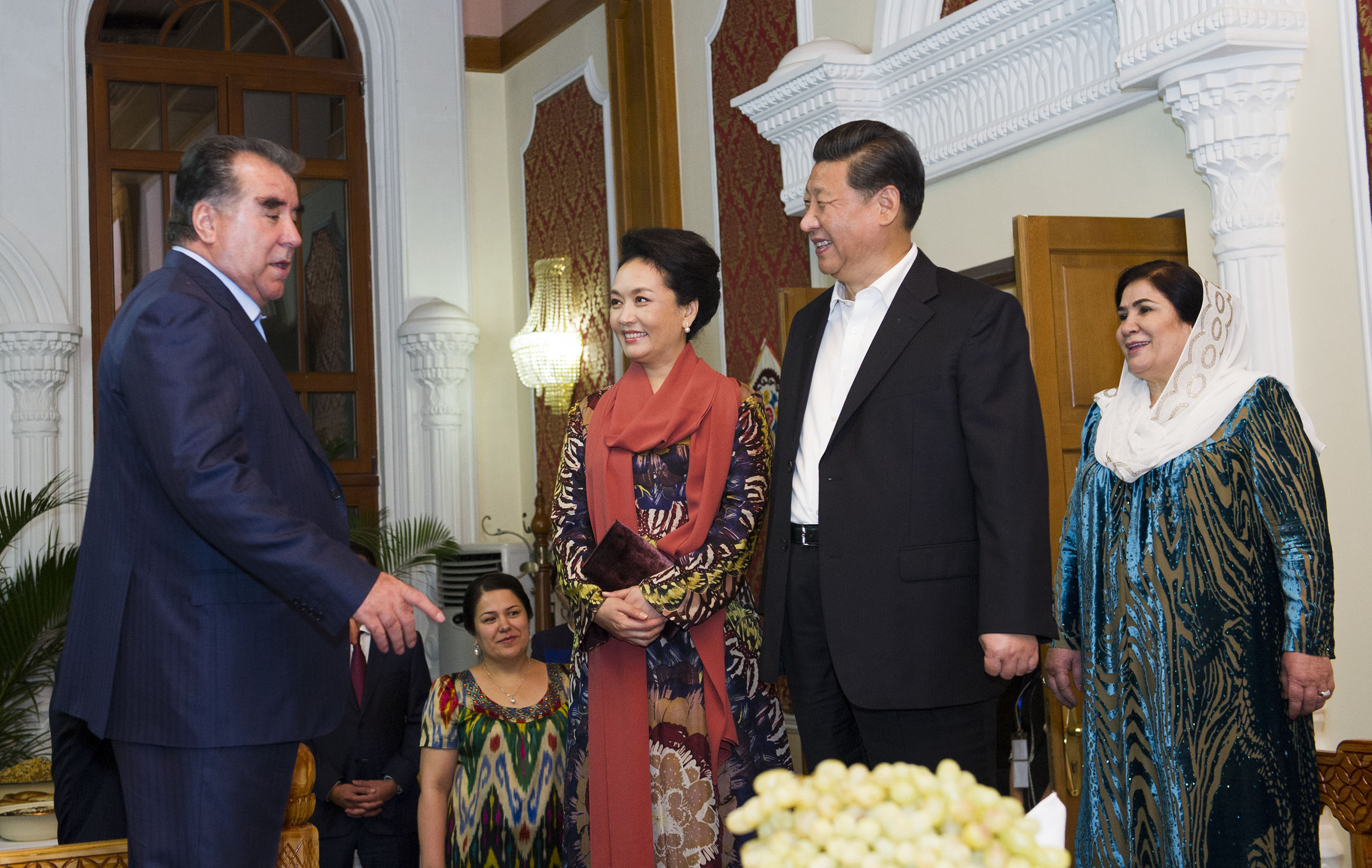 2014年9月12日，習近平主席在杜尚別出席塔吉克斯坦總統(tǒng)拉赫蒙舉行的家宴。這是習近平主席和夫人彭麗媛在拉赫蒙夫婦陪同下參觀總統(tǒng)官邸。