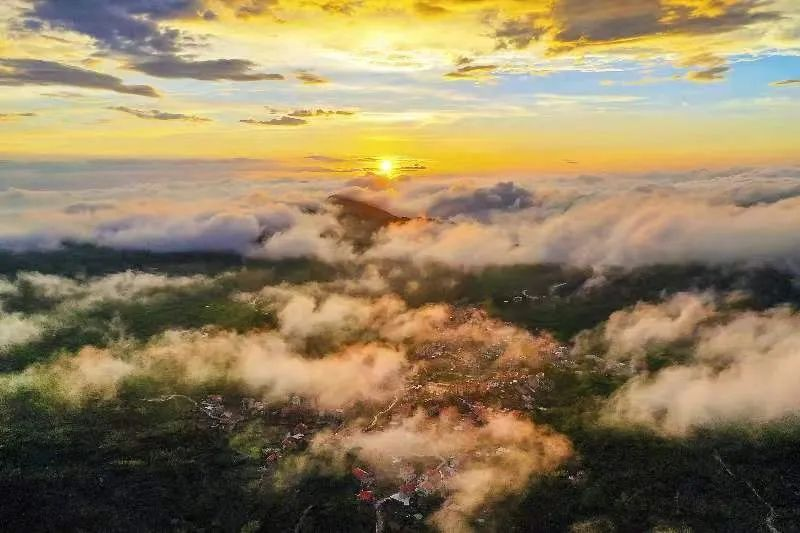 圖為云霧繚繞的軍營(yíng)村，群山盡翠，紅瓦掩映。廈門市委宣傳部供圖