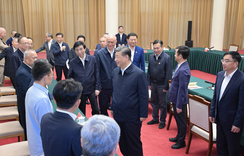 2024年5月23日，習近平總書記在山東省濟南市主持召開企業(yè)和專家座談會并發(fā)表重要講話。這是總書記同參會的企業(yè)和專家代表親切交流。
