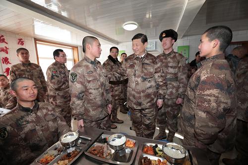 2014年1月26日中午，習(xí)近平來(lái)到連隊(duì)食堂，同戰(zhàn)士們一起用餐。新華社記者 李剛 攝