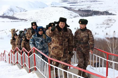  2014年1月26日上午，習(xí)近平來(lái)到內(nèi)蒙古邊防某團(tuán)三角山哨所，看望正在執(zhí)勤的戰(zhàn)士。新華社記者 李剛 攝