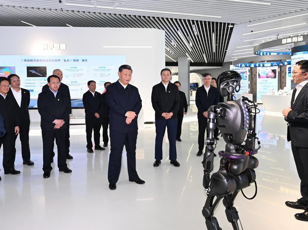 2023年11月28日下午，習(xí)近平在浦東新區(qū)張江科學(xué)城參觀上?？萍紕?chuàng)新成果展。新華社記者 謝環(huán)馳 攝