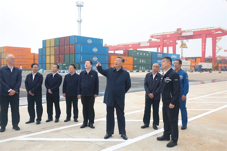 2024年5月22日至24日，中共中央總書記、國(guó)家主席、中央軍委主席習(xí)近平在山東考察。這是22日下午，習(xí)近平在日照港察看全自動(dòng)化集裝箱碼頭作業(yè)場(chǎng)景。新華社記者 鞠鵬 攝