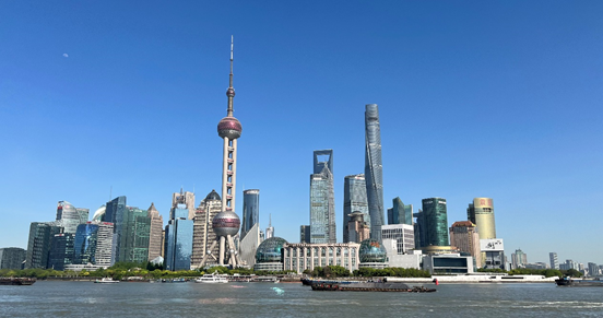 沿蘇州河遠(yuǎn)眺陸家嘴城市建筑群。人民網(wǎng) 馬作鵬 攝