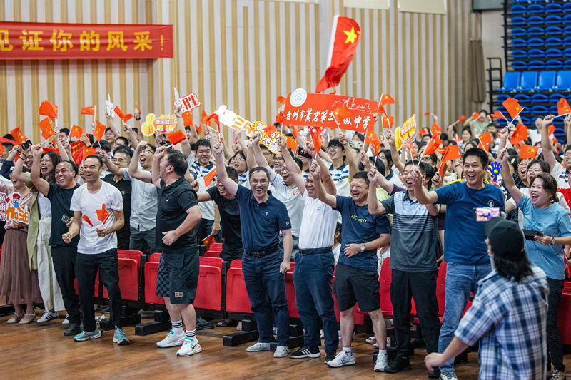 北京時間7月27日，2024年巴黎奧運會首個比賽日，在射擊10米氣步槍混合團體比賽中，中國選手黃雨婷/盛李豪獲得金牌。圖為黃雨婷的母校師生們通過收看奧運直播的方式為她加油助威。