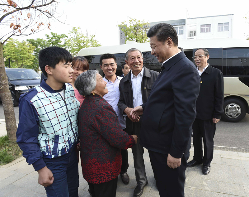2016年4月25日，習(xí)近平在安徽省滁州市鳳陽(yáng)縣小崗村看望當(dāng)年大包干帶頭人嚴(yán)金昌（右三）一家。